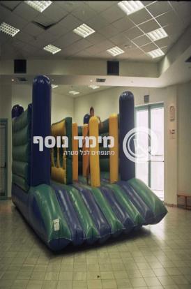 מתקנים משולבים - מיטת צעצועים ספורטן