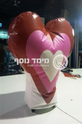 לב בתחילת שביל לכניסה