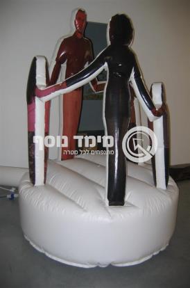 מיצג אמנותי בתנועה - דמויות מתכופפות ומתיישרות